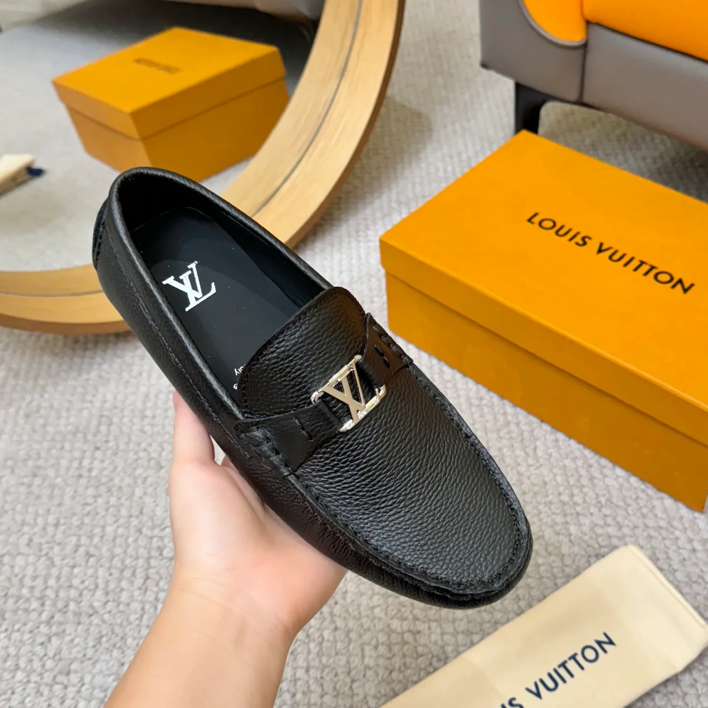 Men's men's shoes 💰420 (Yangli) LV 2⃣️0⃣️2⃣️5️⃣Spring and summer counter GLORIA series models ✈️Original factory special leather production, original last type. A classic driving slip-on casual shoe that shows an elegant style with exquisite craftsmanship details such as Monogram embossing all over the upper🌀Italian imported calfskin fabric Sheepskin foot pads➕Inside～Private mold replica sole Unique style Comfortable driving slip-on Size: 4-12 (38-46) Comes with [Counter packaging: original box, wrapping paper, card, instruction manual, shoehorn, cloth bag] No pressure to enter and leave the counter!